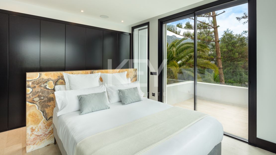 Villa Contemporánea Junto a la Playa en Venta en la Milla de Oro de Marbella