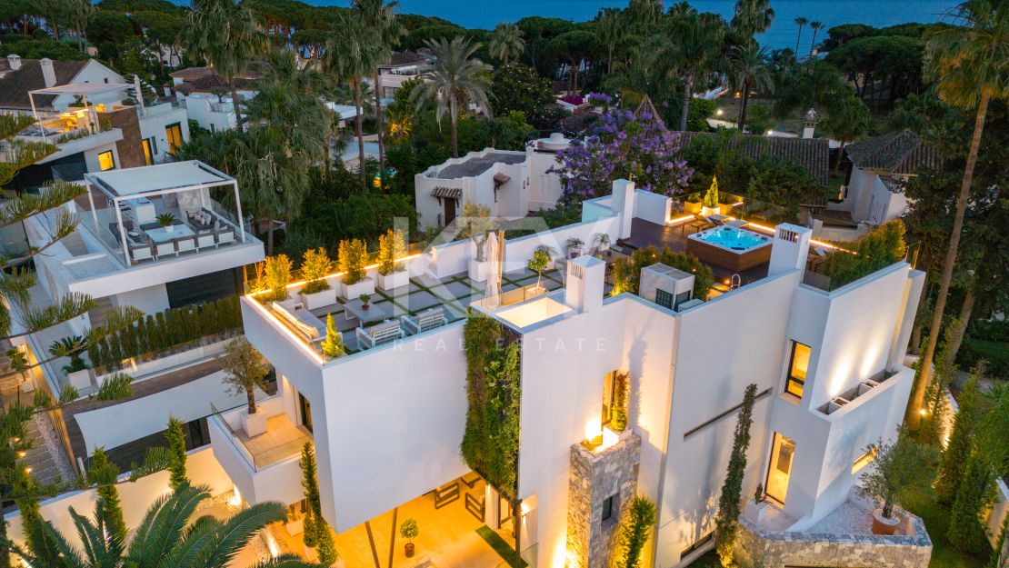 Villa Contemporánea Junto a la Playa en Venta en la Milla de Oro de Marbella
