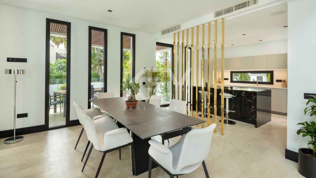 Villa Contemporánea Junto a la Playa en Venta en la Milla de Oro de Marbella