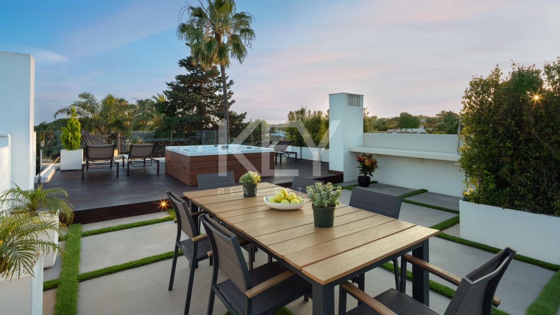 Villa Contemporánea Junto a la Playa en Venta en la Milla de Oro de Marbella