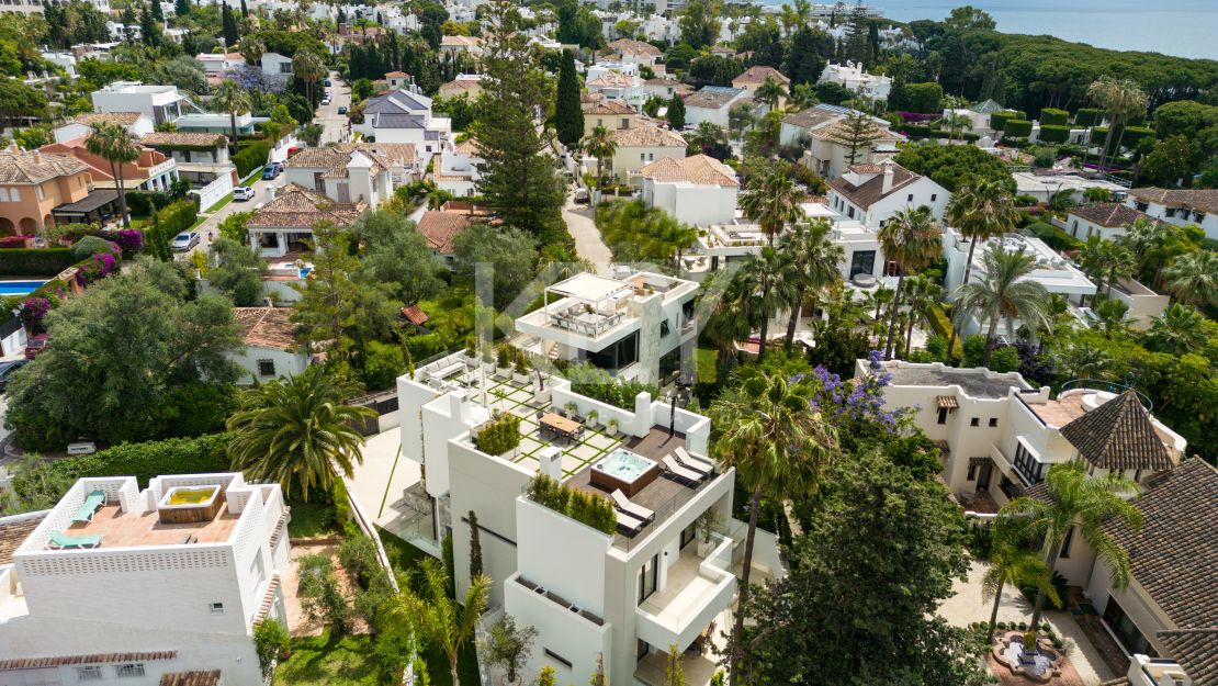 Villa Contemporánea Junto a la Playa en Venta en la Milla de Oro de Marbella