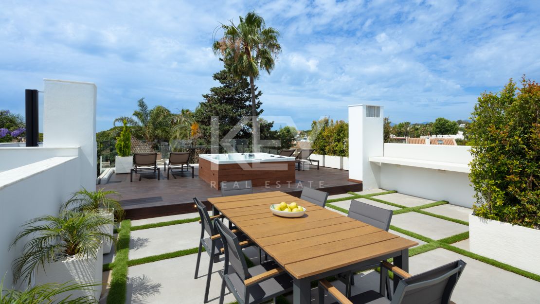 Villa Contemporánea Junto a la Playa en Venta en la Milla de Oro de Marbella