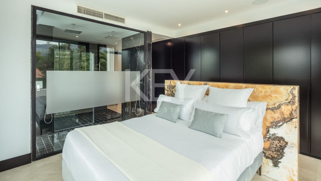 Villa Contemporánea Junto a la Playa en Venta en la Milla de Oro de Marbella