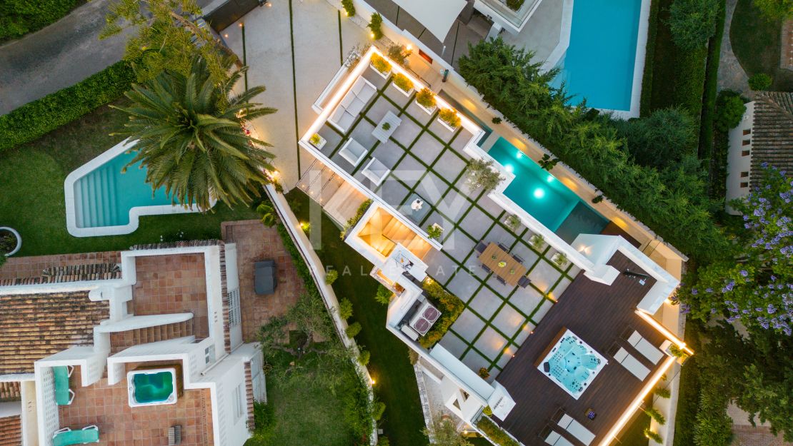 Villa Contemporánea Junto a la Playa en Venta en la Milla de Oro de Marbella