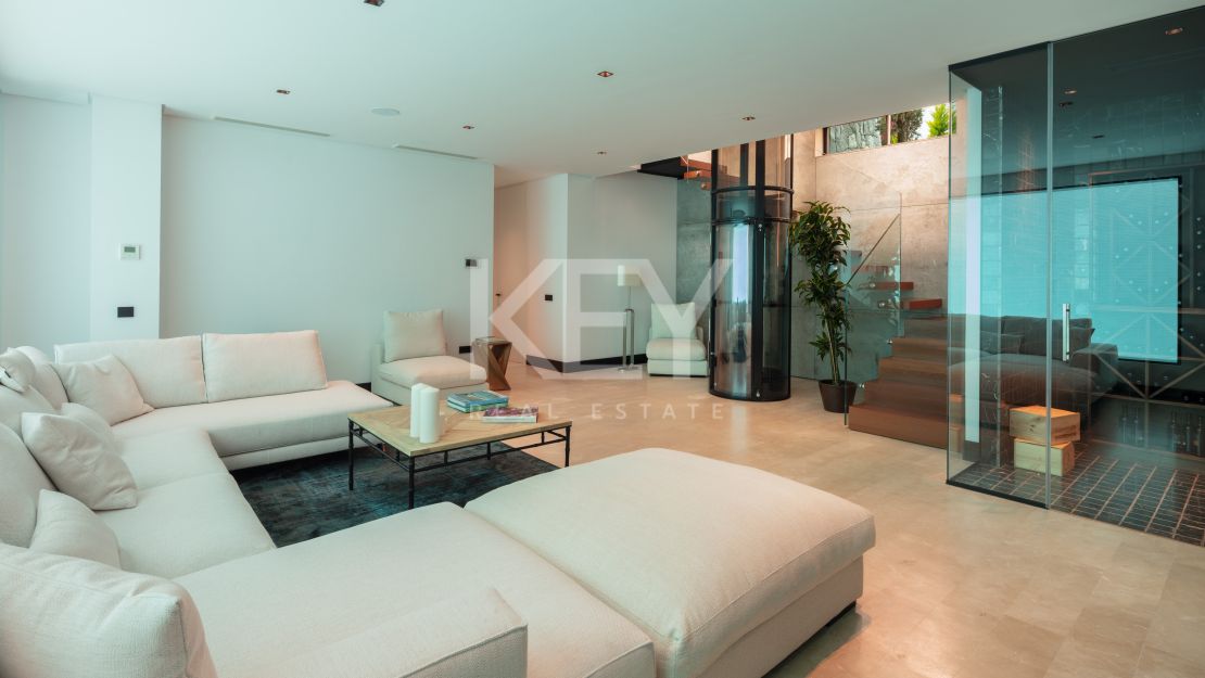 Villa Contemporánea Junto a la Playa en Venta en la Milla de Oro de Marbella