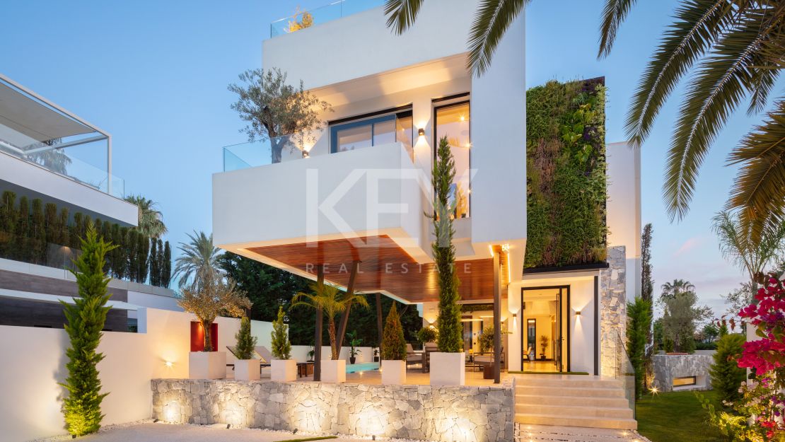 Villa Contemporánea Junto a la Playa en Venta en la Milla de Oro de Marbella