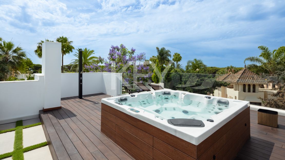 Villa Contemporánea Junto a la Playa en Venta en la Milla de Oro de Marbella