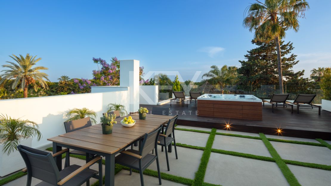 Villa Contemporánea Junto a la Playa en Venta en la Milla de Oro de Marbella