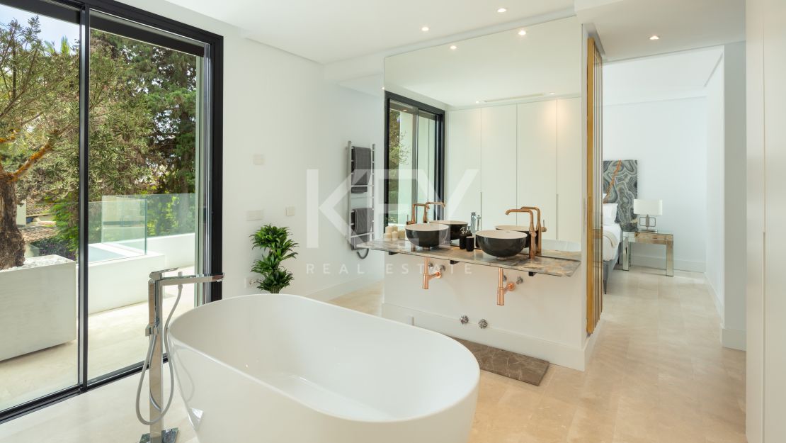 Villa Contemporánea Junto a la Playa en Venta en la Milla de Oro de Marbella