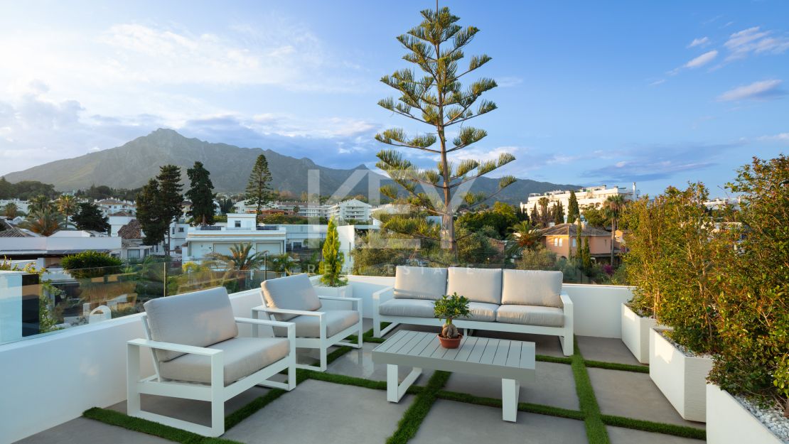 Villa Contemporánea Junto a la Playa en Venta en la Milla de Oro de Marbella