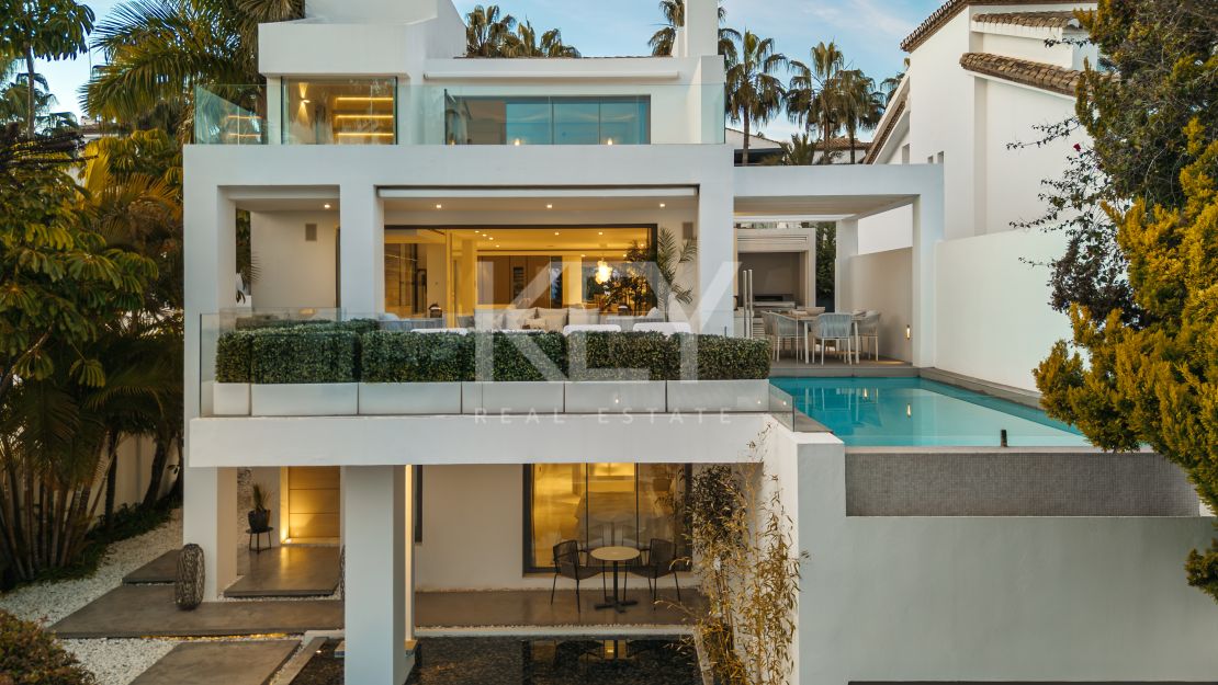 Villa de Lujo con Vistas al Mar y Spa Privado en Alquiler en Puente Romano, Marbella