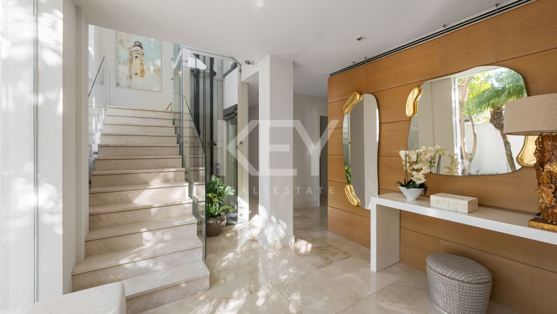 Villa de Lujo con Vistas al Mar y Spa Privado en Alquiler en Puente Romano, Marbella
