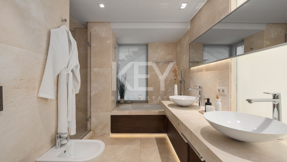 Villa de Lujo con Vistas al Mar y Spa Privado en Alquiler en Puente Romano, Marbella