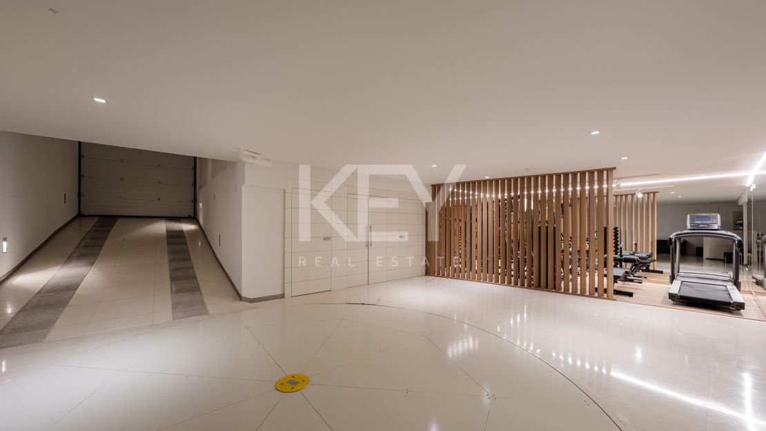 Villa de Lujo con Vistas al Mar y Spa Privado en Alquiler en Puente Romano, Marbella