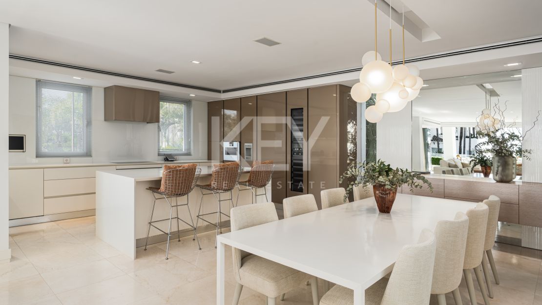Villa de Lujo con Vistas al Mar y Spa Privado en Alquiler en Puente Romano, Marbella