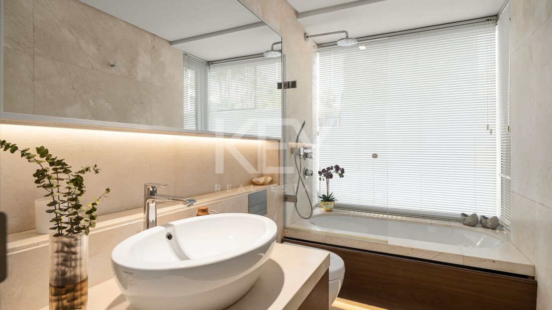 Villa de Lujo con Vistas al Mar y Spa Privado en Alquiler en Puente Romano, Marbella