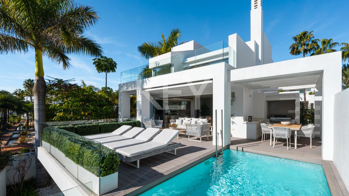 Villa de Lujo con Vistas al Mar y Spa Privado en Alquiler en Puente Romano, Marbella