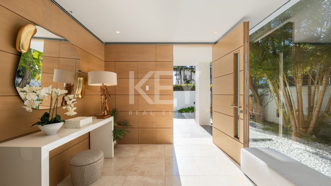 Villa de Lujo con Vistas al Mar y Spa Privado en Alquiler en Puente Romano, Marbella