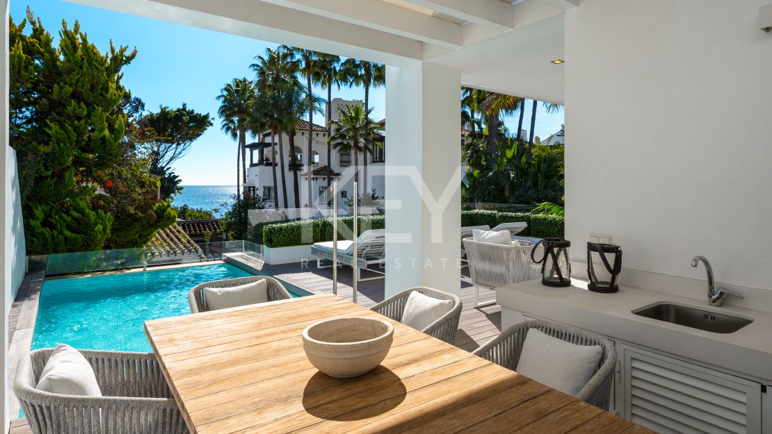 Villa de Lujo con Vistas al Mar y Spa Privado en Alquiler en Puente Romano, Marbella