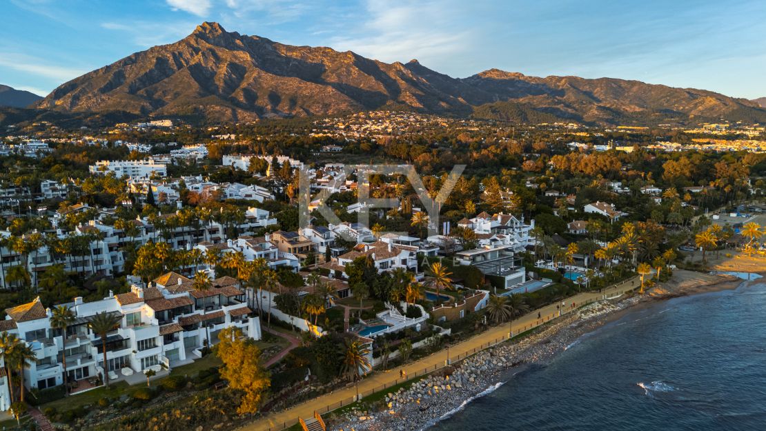 Villa de Lujo con Vistas al Mar y Spa Privado en Alquiler en Puente Romano, Marbella