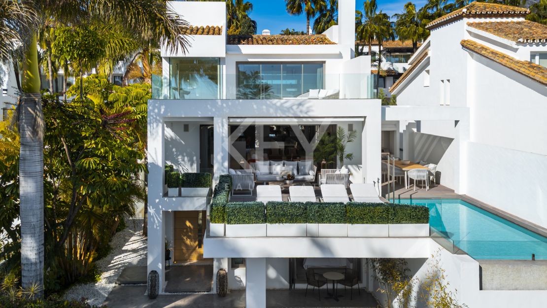 Villa de Lujo con Vistas al Mar y Spa Privado en Alquiler en Puente Romano, Marbella