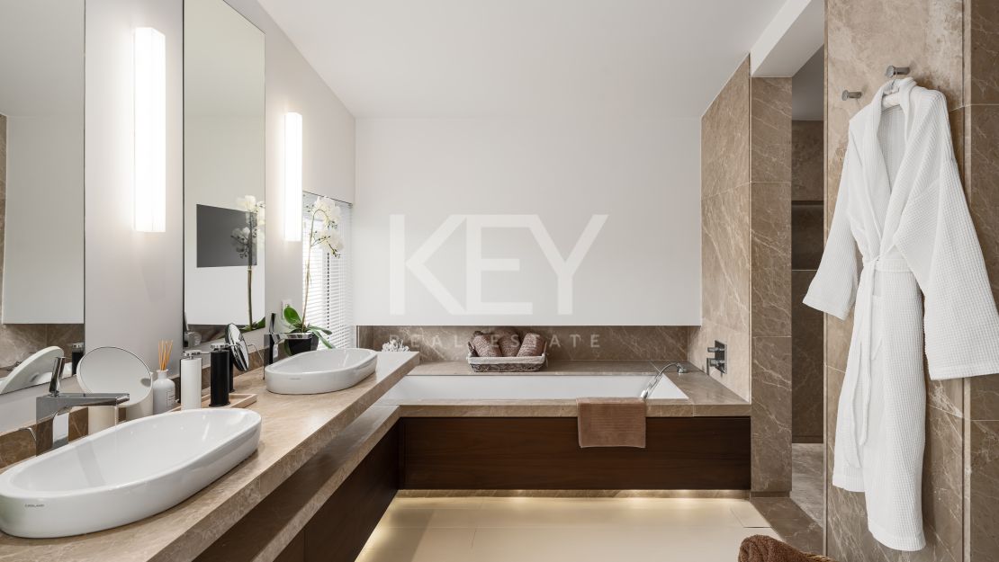 Villa de Lujo con Vistas al Mar y Spa Privado en Alquiler en Puente Romano, Marbella