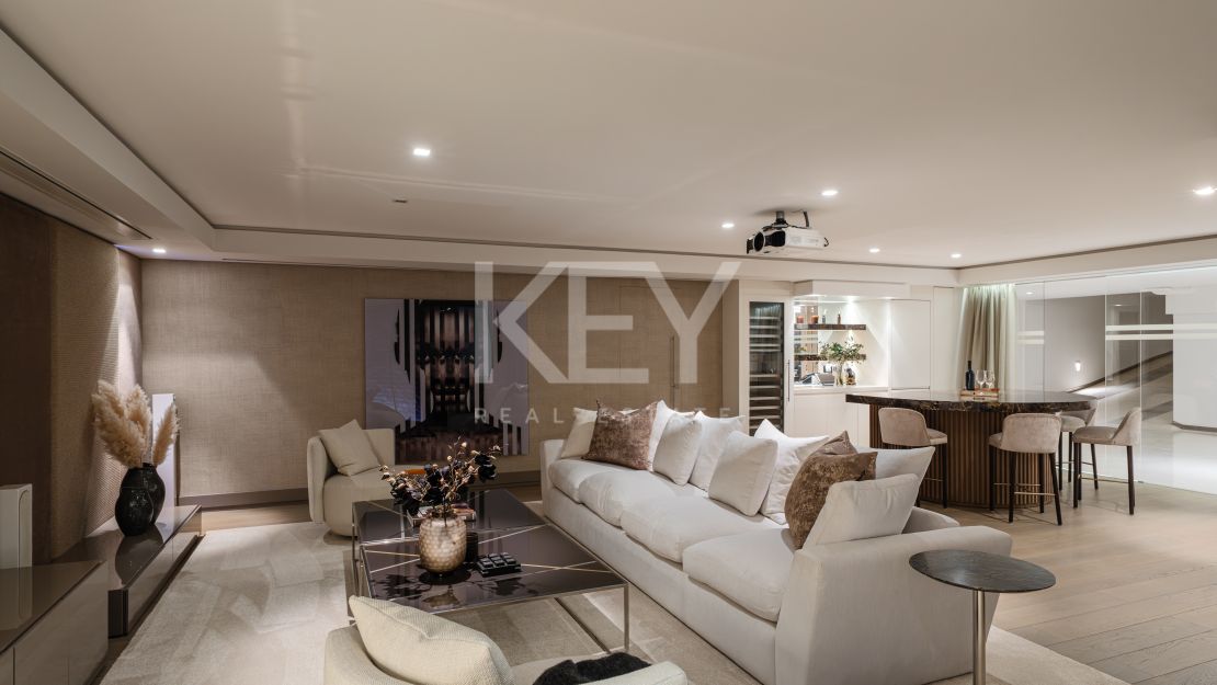 Villa de Lujo con Vistas al Mar y Spa Privado en Alquiler en Puente Romano, Marbella