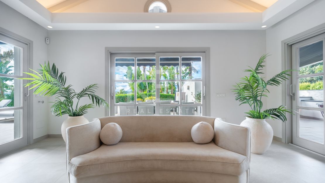 Frontline Golf Villa for Sale in Los Naranjos Golf, Nueva Andalucía