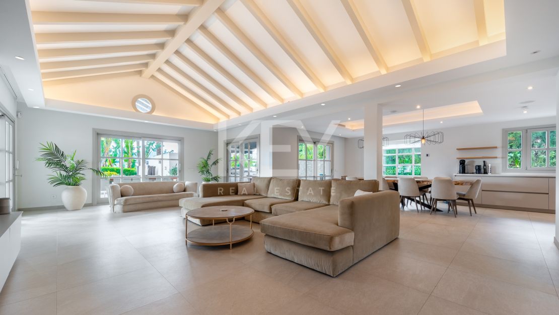 Frontline Golf Villa for Sale in Los Naranjos Golf, Nueva Andalucía