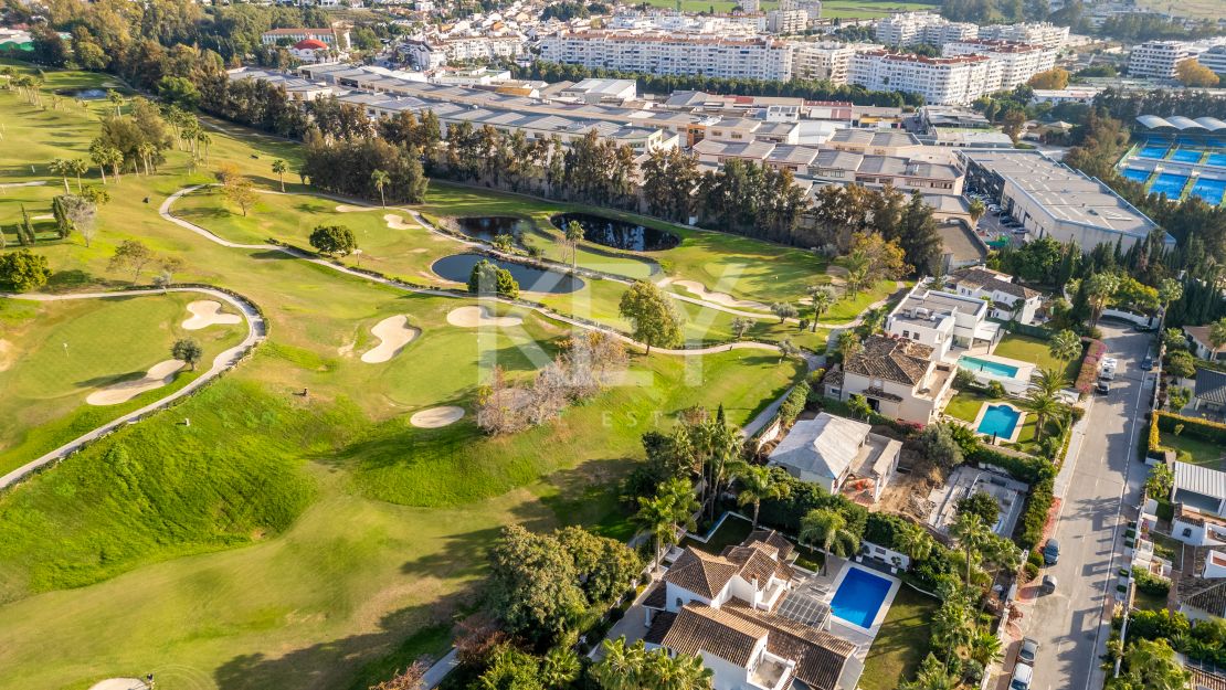 Frontline Golf Villa for Sale in Los Naranjos Golf, Nueva Andalucía
