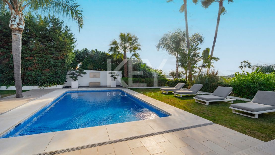 Frontline Golf Villa for Sale in Los Naranjos Golf, Nueva Andalucía