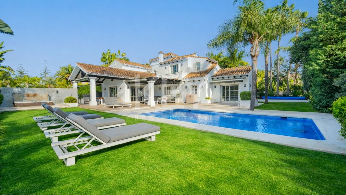 Frontline Golf Villa for Sale in Los Naranjos Golf, Nueva Andalucía