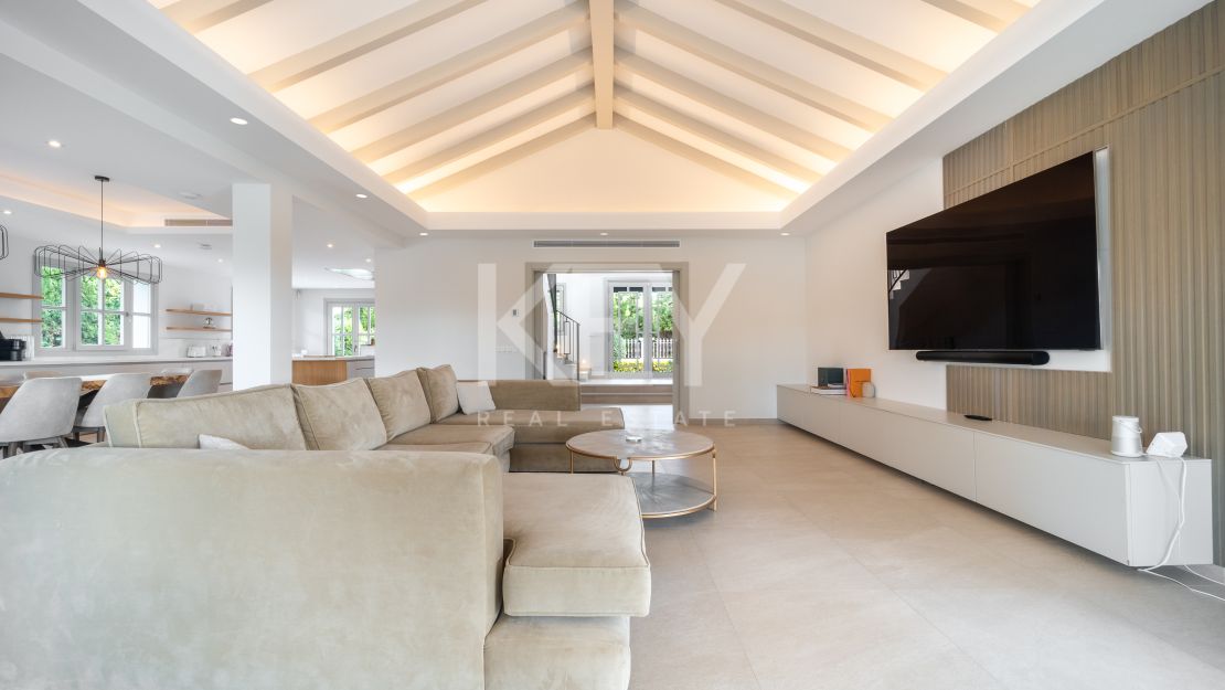 Frontline Golf Villa for Sale in Los Naranjos Golf, Nueva Andalucía