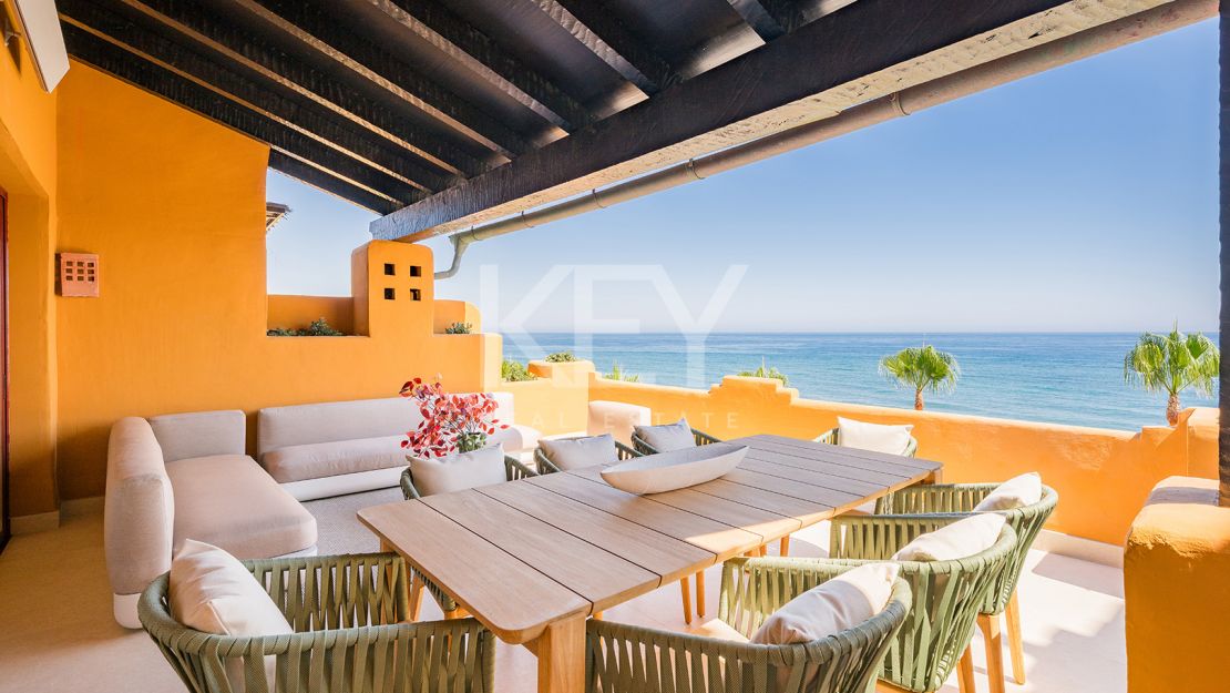 Garden apartment with private pool and beachfront access in Estepona East