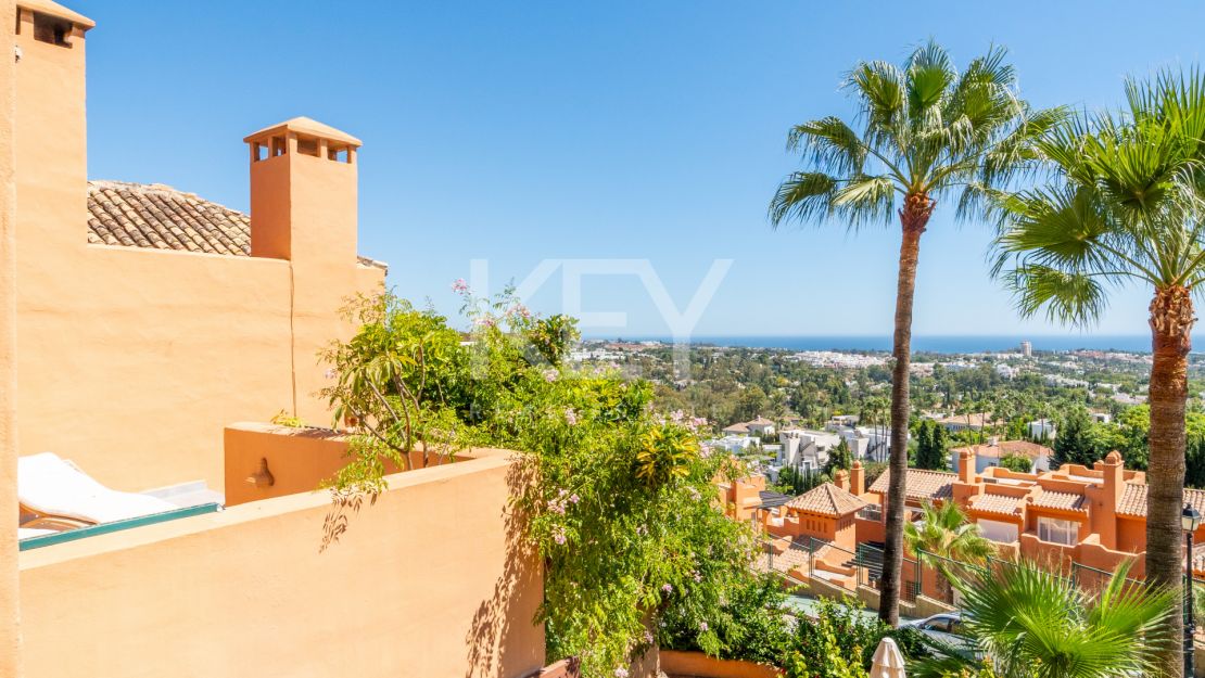 Stylish renovated penthouse with sea views in Nueva Andalucía