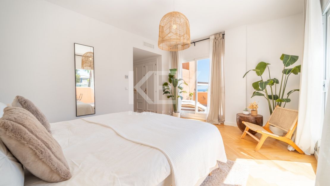 Stylish renovated penthouse with sea views in Nueva Andalucía