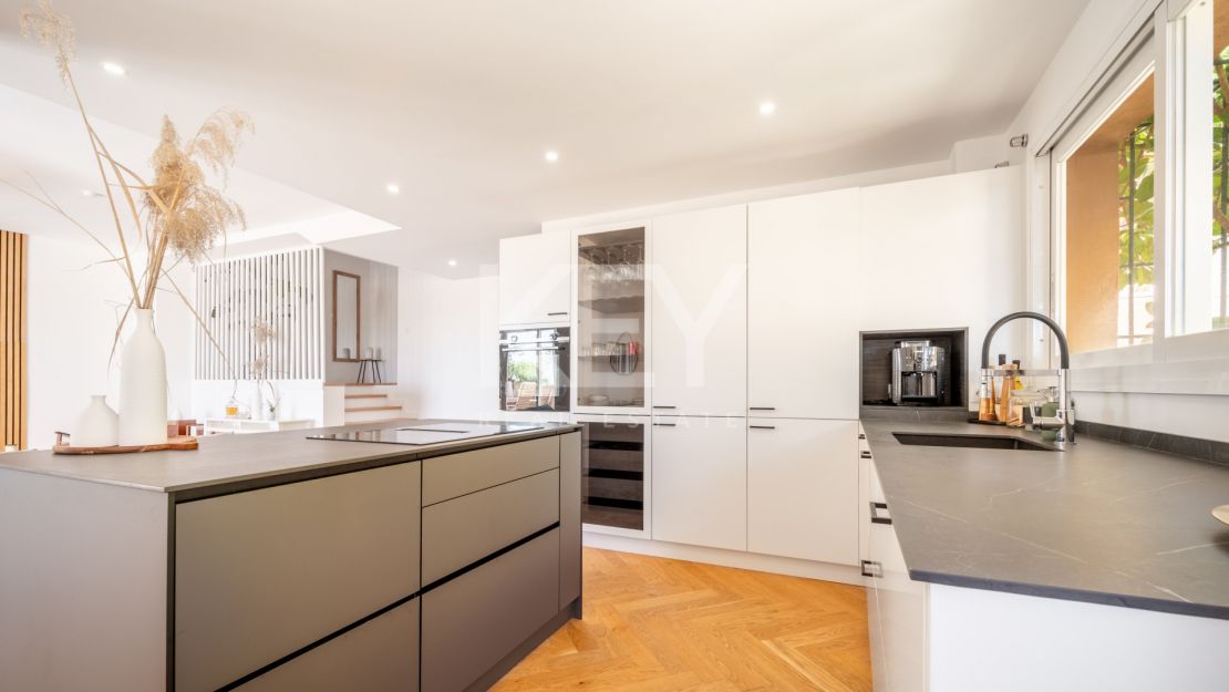 Stylish renovated penthouse with sea views in Nueva Andalucía