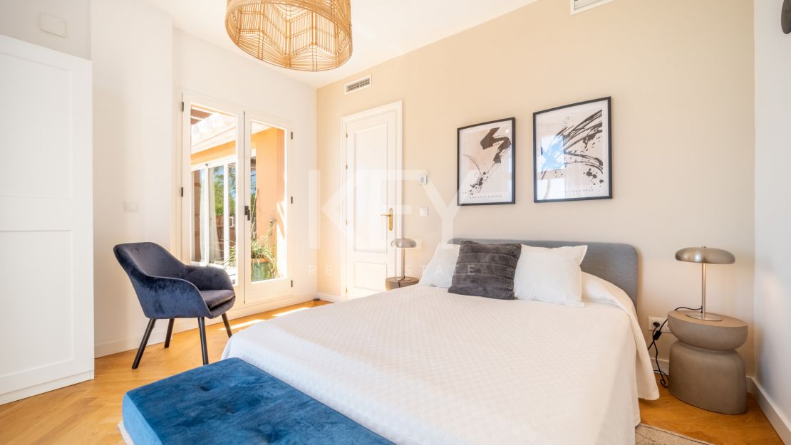 Stylish renovated penthouse with sea views in Nueva Andalucía