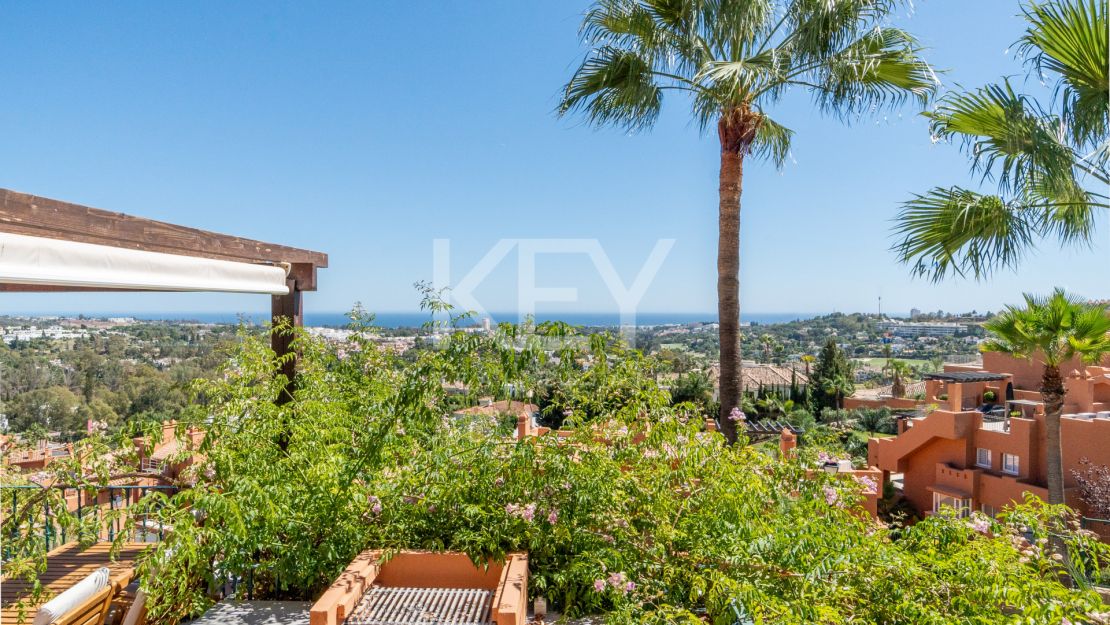 Stylish renovated penthouse with sea views in Nueva Andalucía