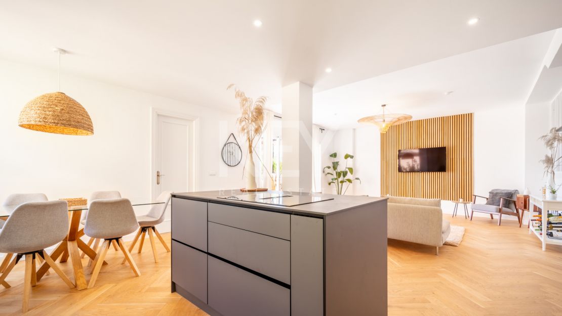 Stylish renovated penthouse with sea views in Nueva Andalucía