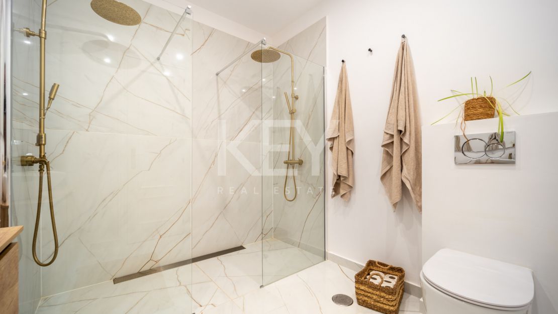 Stylish renovated penthouse with sea views in Nueva Andalucía