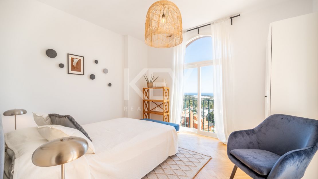 Stylish renovated penthouse with sea views in Nueva Andalucía