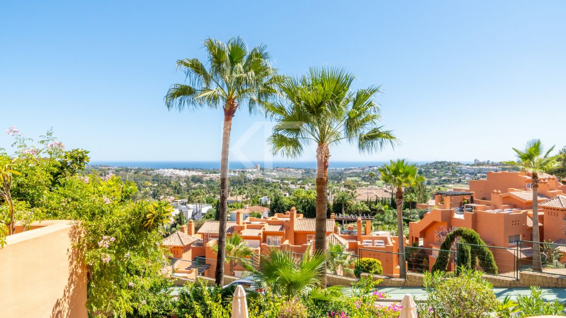 Stylish renovated penthouse with sea views in Nueva Andalucía