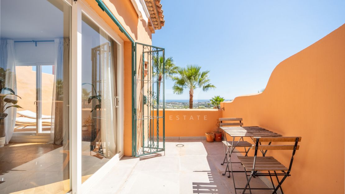 Stylish renovated penthouse with sea views in Nueva Andalucía