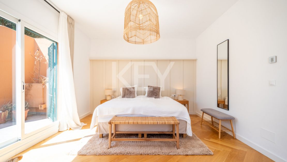 Stylish renovated penthouse with sea views in Nueva Andalucía