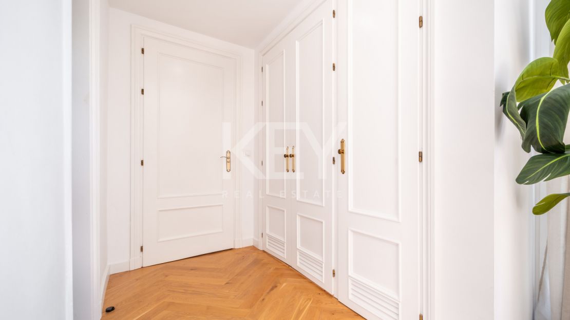 Stylish renovated penthouse with sea views in Nueva Andalucía