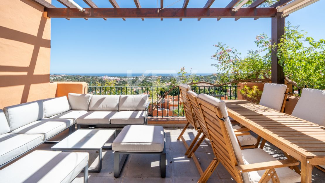 Stylish renovated penthouse with sea views in Nueva Andalucía