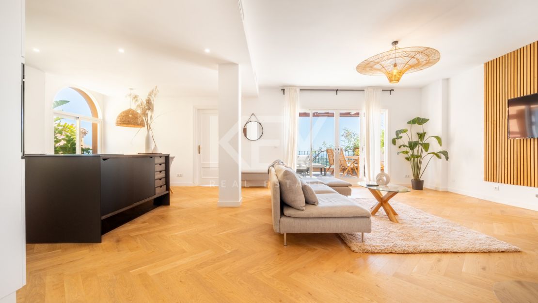 Stylish renovated penthouse with sea views in Nueva Andalucía