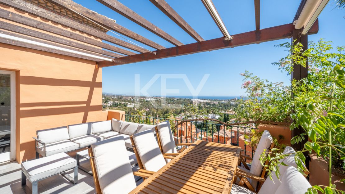 Stylish renovated penthouse with sea views in Nueva Andalucía