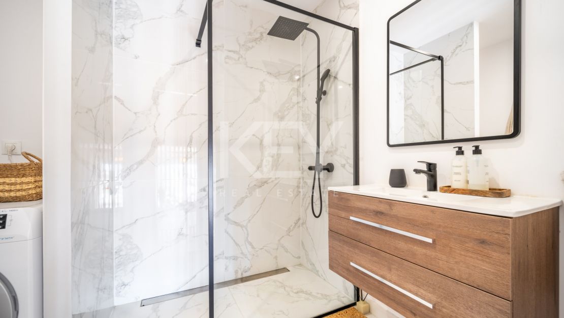 Stylish renovated penthouse with sea views in Nueva Andalucía